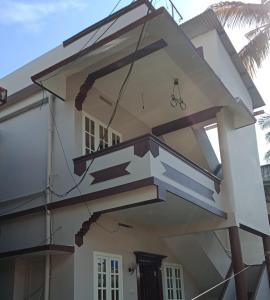 een huis met trappen aan de zijkant bij Frangipani Holiday Home in Fort Kochi