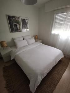 Tempat tidur dalam kamar di Le Petit Saint Ouennais à 30min de Paris