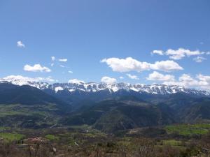 a view of a mountain range with snow covered mountains at Fonda Domingo in Lles