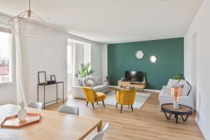 sala de estar con sofá y mesa en Canaan Boutique Apartments Madrid en Madrid