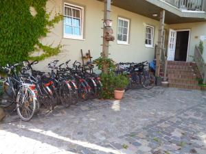 Landhauspension Rank في باد بيركا: مجموعة من الدراجات متوقفة خارج المبنى