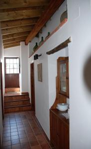 łazienka z umywalką i toaletą w obiekcie Casa Rural La Torre w mieście Almonaster la Real