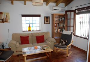 uma sala de estar com um sofá e uma mesa em Casa Rural La Torre em Almonaster la Real