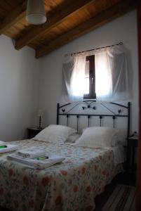 Łóżko lub łóżka w pokoju w obiekcie Casa Rural La Torre