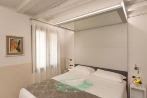 Postel nebo postele na pokoji v ubytování UNAHOTELS Ala Venezia-Adults 16