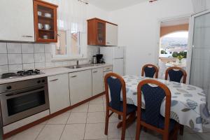 Kuchyňa alebo kuchynka v ubytovaní Apartmani Radan