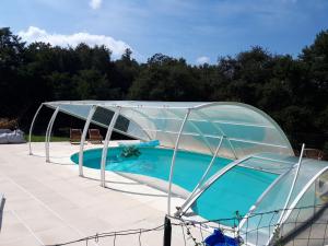 einen Pool mit Glaskuppel auf einem Boot in der Unterkunft Gîte Pouton in Saint-Loubouer