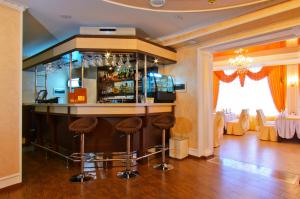 Lounge atau bar di Hotel Orlinye Skaly