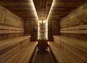 eine leere Sauna mit Holzböden und Holzwänden in der Unterkunft Wellness Hotel Astra in Špindlerův Mlýn