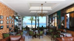 A seating area at Hôtel Rembrandt