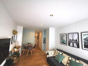 ein Wohnzimmer mit einer Couch und einem Tisch in der Unterkunft VTZ El Balcón de Torre Nueva III in Saragossa
