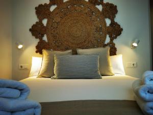 Schlafzimmer mit einem Bett mit einem großen Kopfteil in der Unterkunft VTZ El Balcón de Torre Nueva III in Saragossa