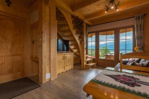 una sala de estar con TV en una cabaña de madera en Domki na Gubałówce, en Zakopane