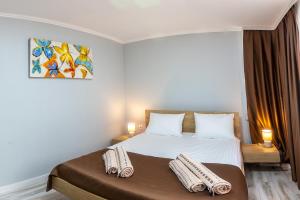1 dormitorio con 1 cama con 2 almohadas en Casa Schubert3, en Oradea