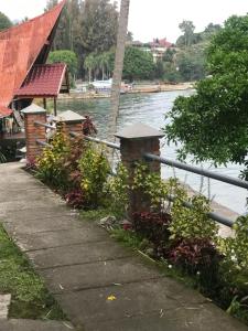 旅馆附近的河景