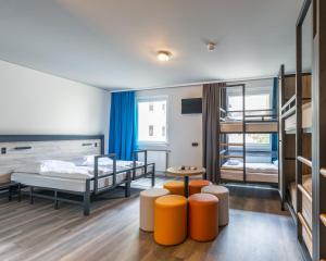 Ένα ή περισσότερα κρεβάτια σε δωμάτιο στο a&o Stuttgart City