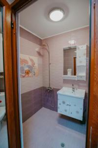 uma casa de banho com um lavatório, um WC e um espelho. em Dimitrovi Rooms em Sófia