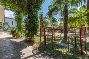 a table and chairs sitting under a tree at i Germani in Castelnuovo del Garda