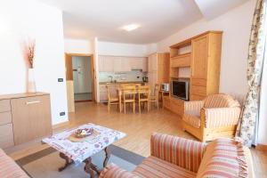 a living room with a table and a kitchen at Monte Cervino Apartment AS21 in Breuil-Cervinia