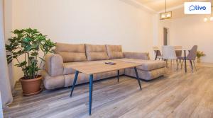 - un salon avec un canapé et une table dans l'établissement Tikas home Апартаменты, à Tbilissi