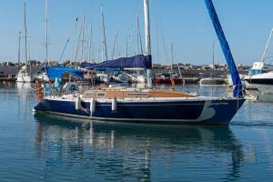 カラマタにあるEllinas yachtの青い船が水中に停泊