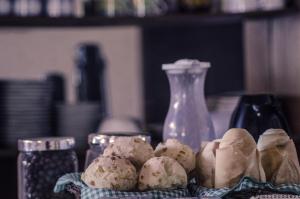 um prato de biscoitos numa mesa com um vaso em Pousada da Serra em Serra do Cipó