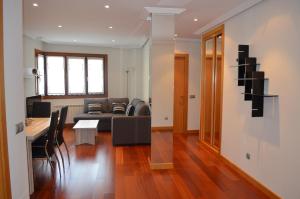 a living room with a couch and a table at Piso Céntrico y Moderno in Gijón