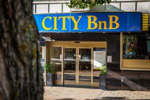 皮特奥Skoogs City BnB的一座城市建筑,上面有蓝色和黄色的标志