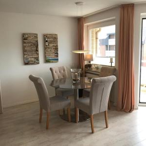 comedor con mesa y sillas en Seebrise-Sylt, en Westerland