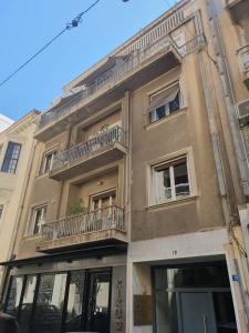 アテネにあるSuperb 1BD Apartment in the heart of Kolonaki by UPSTREETのバルコニー付きの建物