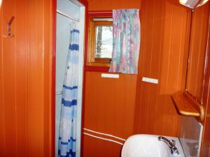 baño con lavabo y ventana en Tosbotn Camping & Cottages en Tosbotnet