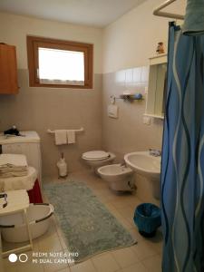 a bathroom with two toilets and a sink at Agriturismo Il Girasole in Feltre