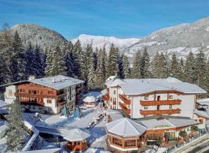 ośrodek wypoczynkowy w górach ze śniegiem na ziemi w obiekcie Aktivhotel Waldhof w mieście Oetz