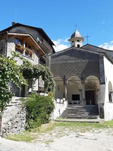 an old stone building with a tower on top at Villa Luisa Appartamenti Vacanze in Caiolo