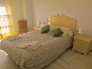 マルベーリャにあるAtrium Apartments Marbellaのベッドルーム1室(ベッド1台、タオル2枚付)