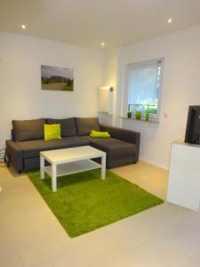 sala de estar con sofá y mesa en 2-Zimmer-Ferienwohnung im Herzen von Nordkirchen, en Nordkirchen