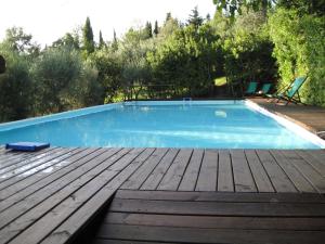 uma piscina com um deque de madeira e uma piscina em Fattoria il Leccio - Elegant Suite on Florence Hills em Fiesole