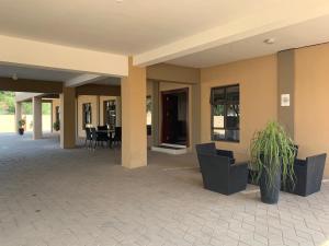 - un hall d'un immeuble avec une table et des chaises dans l'établissement Bannerloft Guest house, à Gaborone