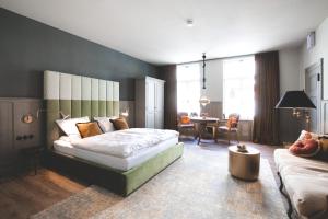 ein Schlafzimmer mit einem Bett und einem Schreibtisch in einem Zimmer in der Unterkunft Saltbloom Apartments in Lüneburg