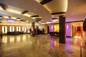 TV a/nebo společenská místnost v ubytování Airport Hotel Le Seasons New Delhi