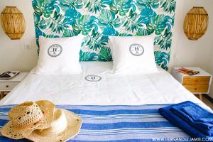 - une chambre avec un lit doté d'un chapeau dans l'établissement Relax&co - parking gratuit - wifi - terasse - mer, à Saint-Cyr-sur-Mer