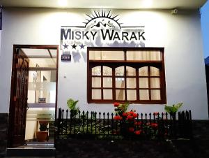 查查波亚斯Miski Warak的建筑物一侧的标志,带有栅栏