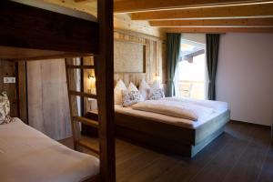 A bed or beds in a room at Alp-IN Lodges Kaprun