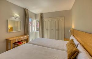 Een bed of bedden in een kamer bij Apartamentos Koala Garden THe Home Collection