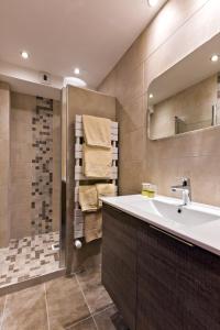 a bathroom with a sink and a shower at Hôtel Le Kandahar in Châtel