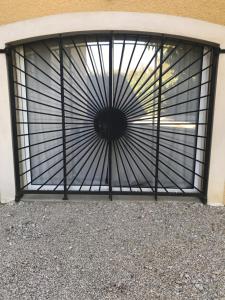 Galeriebild der Unterkunft Une Pause Douceur - Suite Orchidée in Eyguières