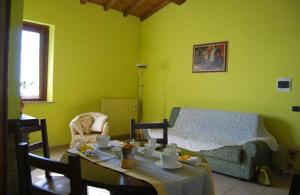 MontecchioにあるOrizzonte Casa Vacanzeのベッド、テーブル、椅子が備わる客室です。