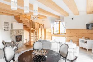 Televízia a/alebo spoločenská miestnosť v ubytovaní Apartamenty Polana Sywarne Zakopane