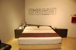 1 cama en una habitación con un cartel en la pared en Hotel Dulce Boca en Veracruz