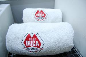 2 toallas sentadas en un estante del baño en Hotel Dulce Boca en Veracruz